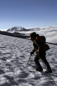 Laguna Grande de la Sierra en la Sierra Nevada del Cocuy rodeada de montañas nevadas y páramos.